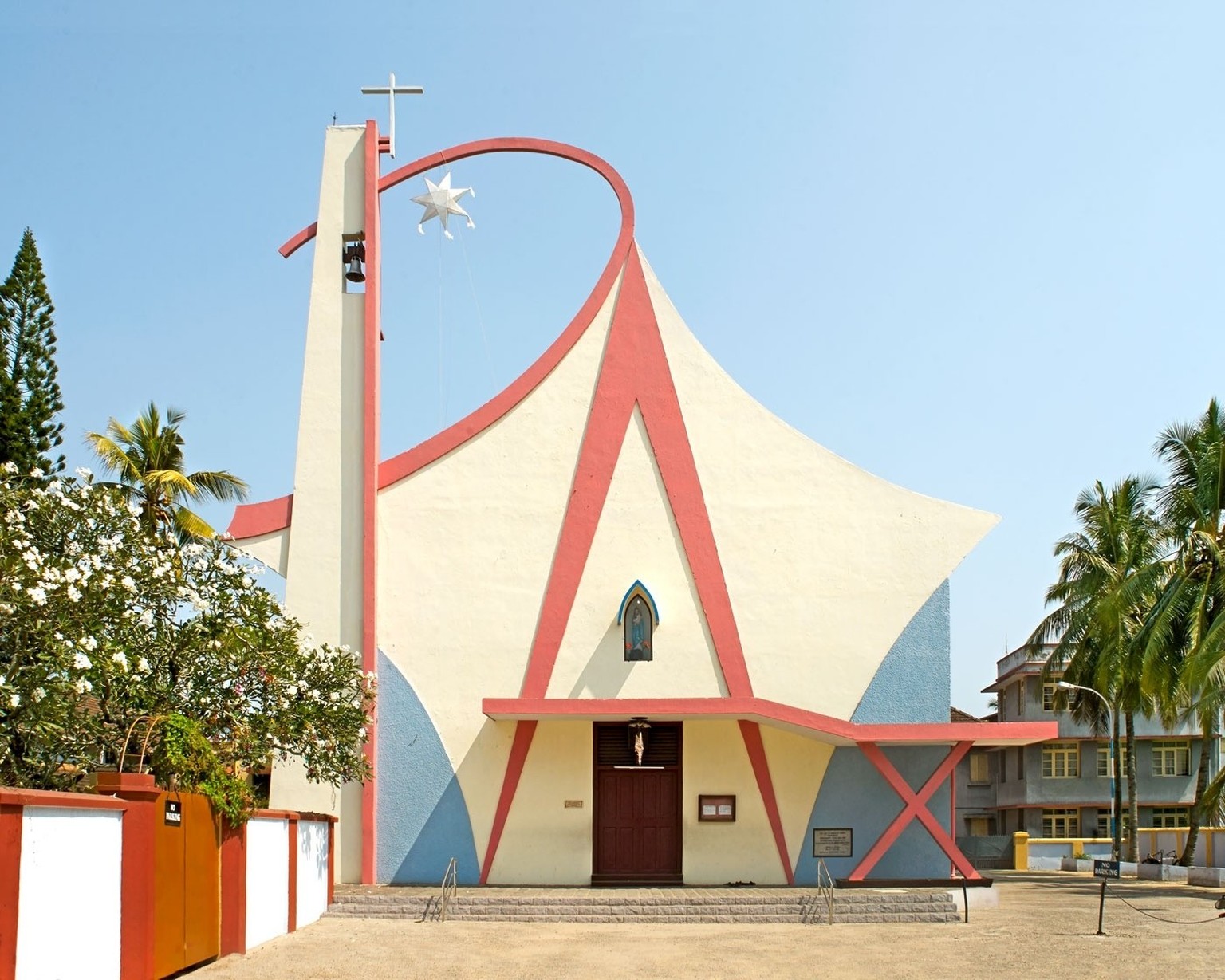 Hybrid Modernism. Churches in Kerala
2014- 2016



Nach der Unabhängigkeit im Jahr 1947 wollte sich die indische Kirche vom historisierenden Baustil der Kolonialherren differenzieren und nahm moderne  ...