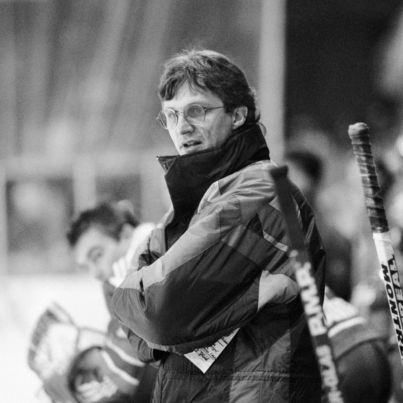 Der neue Trainer des ZSC, Arno Del Curto, gibt am 29. November 1991 in Lugano beim Spiel HC Lugano gegen den ZSC seiner Mannschaft Anweisungen. (KEYSTONE/Karl Mathis)