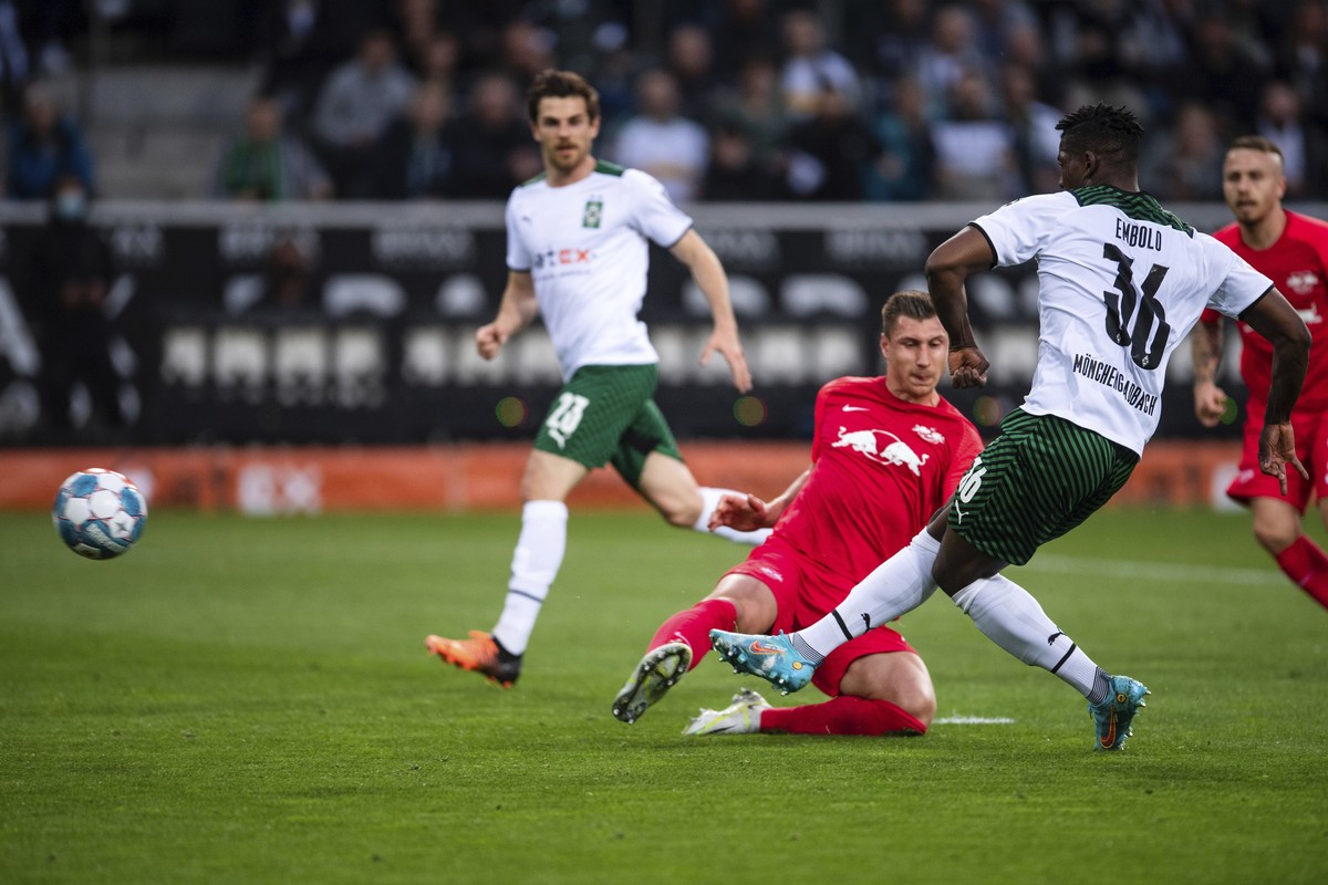 Monchengladbach's Breel Embolo, right, scores his side's first goal during the German Bundesliga soccer match between Borussia Monchengladbach and RB Leipzig at the Borussia-Park stadium in  ...