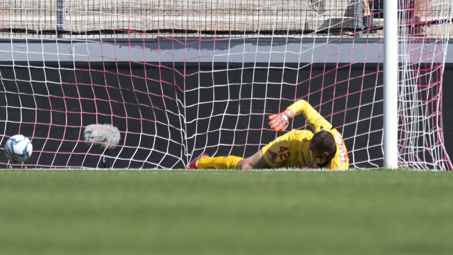 Le gardien valaisan Anthony Maisonnial, gauche, encaisse le premier but lors de la rencontre de football de Super League entre le FC Sion et FC Lugano ce dimanche 22 juillet 2018 au stade de Tourbillo ...