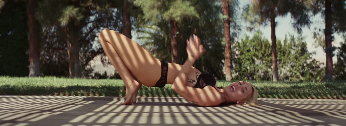 Danser allongé est une possibilité testée et approuvée par Miley.