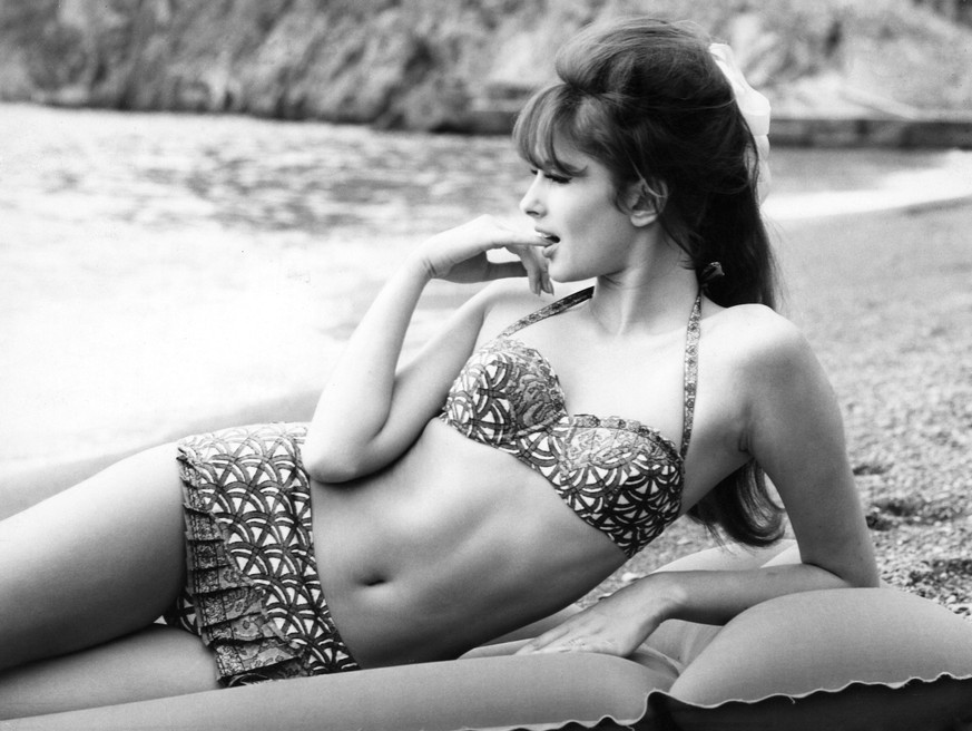 Bildnummer 59942281 Datum 01011900 Copyright imagoUnited Archives InternationalA woman sunbathing at the seaside on a lilo kbdig 1900 quer 1950 s 1950s 50 s 50s Fifties 1960 s 1960s 60 s 60s Sixties B ...