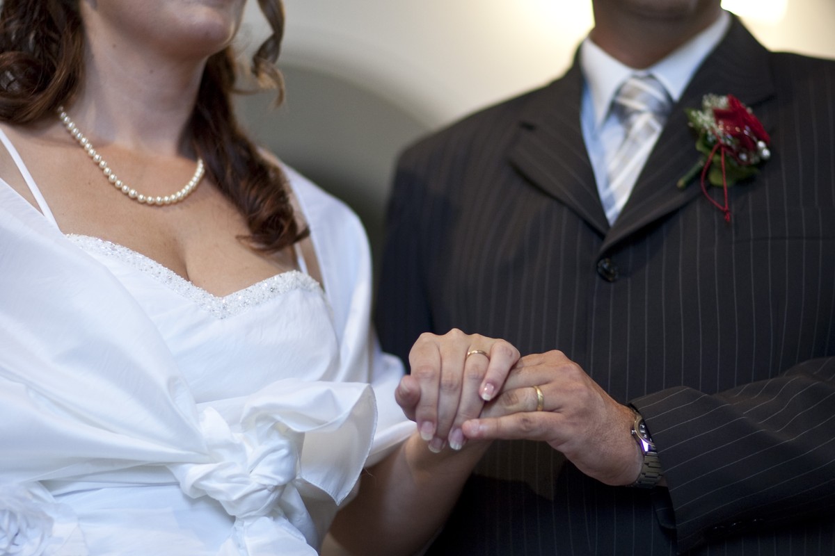 ZUR DEBATTE DES NATIONALRATS UEBER DIE VOLKSINITIATIVE "FUER EHE UND FAMILIE - GEGEN DIE HEIRATSTSTRAFE" STELLEN WIR IHNEN DIESES ARCHIVBILD ZUR VERFUEGUNG: Urs and Viviane I. get married at ...