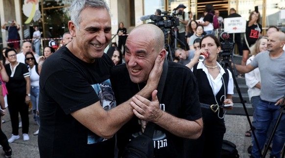 11. Oktober: Michel Illouz (l.), Vater der Hamas-Geisel Guy Illouz, und Ofir Braslavski, Vater von Rom Braslavski, reagieren auf die Nachricht vom Waffenstillstand. Da wussten sie noch nicht vom Schic ...