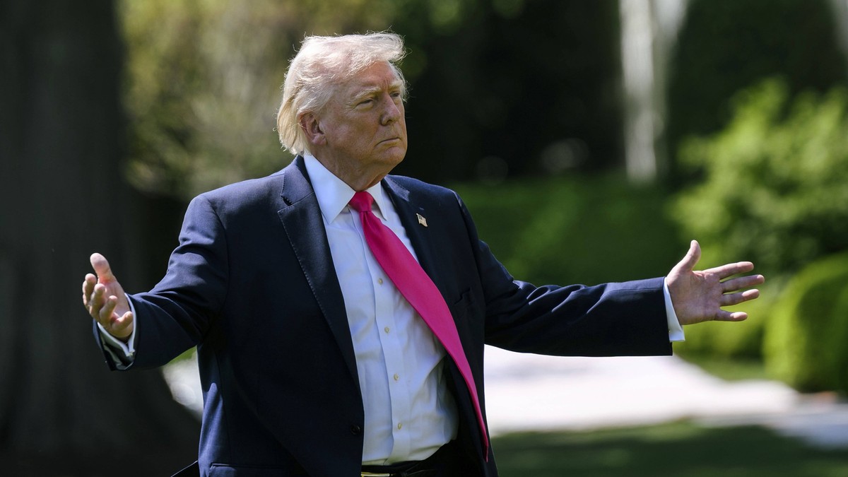 Donald Trump fait un signe de la main aux journalistes avant de monter à bord de Marine One, sur la pelouse sud de la Maison-Blanche, le 16 avril 2026.