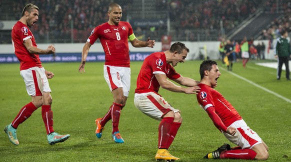 Schär jubelt, Shaqiri, Inler und Behrami (von rechts) eilen zum Torschützen.