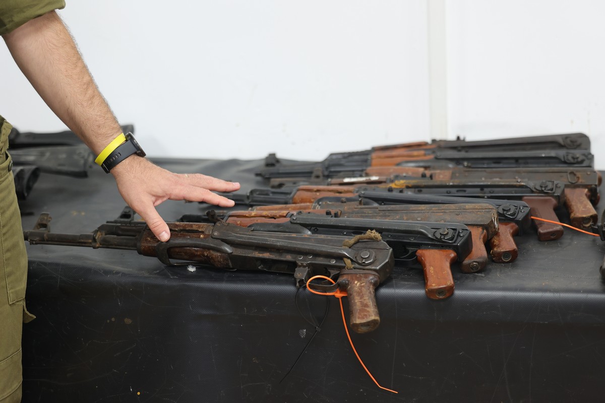 epa12617785 Deputy Commander of the Combat Equipment Evacuation Unit at the Israeli defence forces (IDF) Idan Sharon Kettler shows AK-47 rifles used by Hamas in the October 7th attack during a media t ...