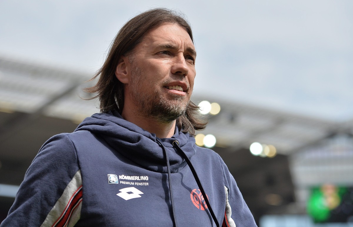 epa05284097 Mainz's coach Martin Schmidt before the German Bundesliga soccer match between FSV Mainz 05 vs Hamburger SV in the Coface-Arena, Mainz, Germany, 30 April 2016.
(EMBARGO CONDITIONS -  ...