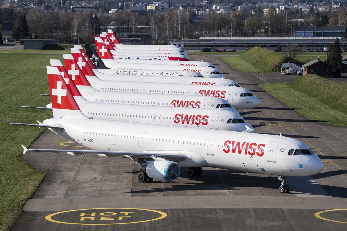 ARCHIVBILD ZUM STELLENABBAU BEI SWISS --- Parked planes of the airline Swiss at the airport in Duebendorf, Switzerland on Monday, 23 March 2020. The bigger part of the Swiss airplanes are not in use d ...
