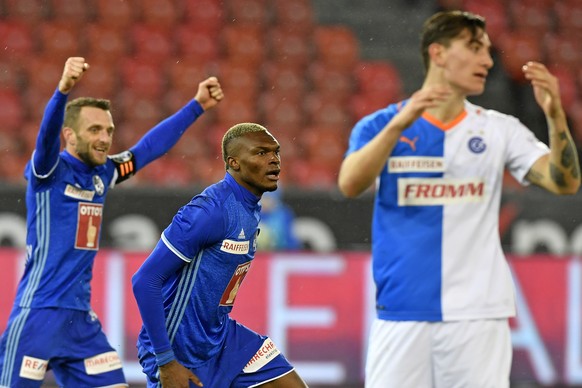 Der Luzerner Blessing Eleke, Mitte, jubelt nach seinem Tor zum 2-3 fuer Luzern beim Fussballspiel der Super League Grasshopper Club Zuerich gegen den FC Luzern 
im Stadion Letzigrund in Zuerich am Son ...