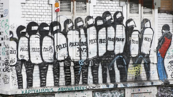 Die Polizei: Graffiti an Mauern der Reitschule.<br data-editable="remove">