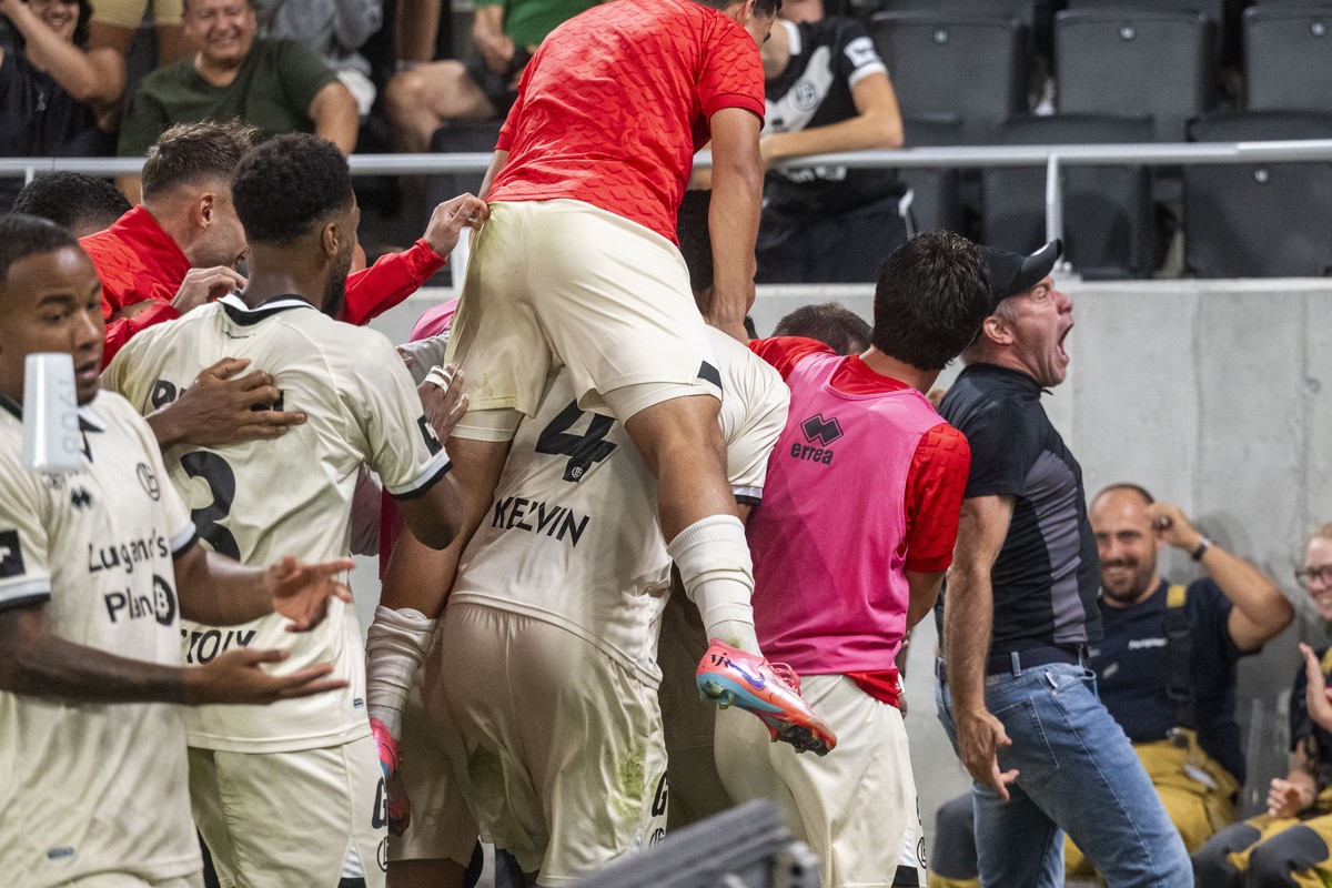 Trainer Mattia Croci-Torti (LUG) celebrate the victory, during the Swiss Super League football league match between FC FC Lugano and FC Servette on Thursday 03 September 2026, at the AIL Arena in Luga ...