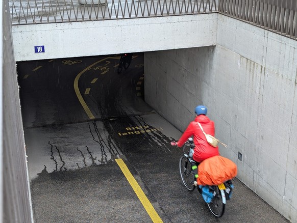 «Bitte langsam!»: Trotzdem biegen viele Velofahrende mit vollem Karacho in die Unterführung ein.