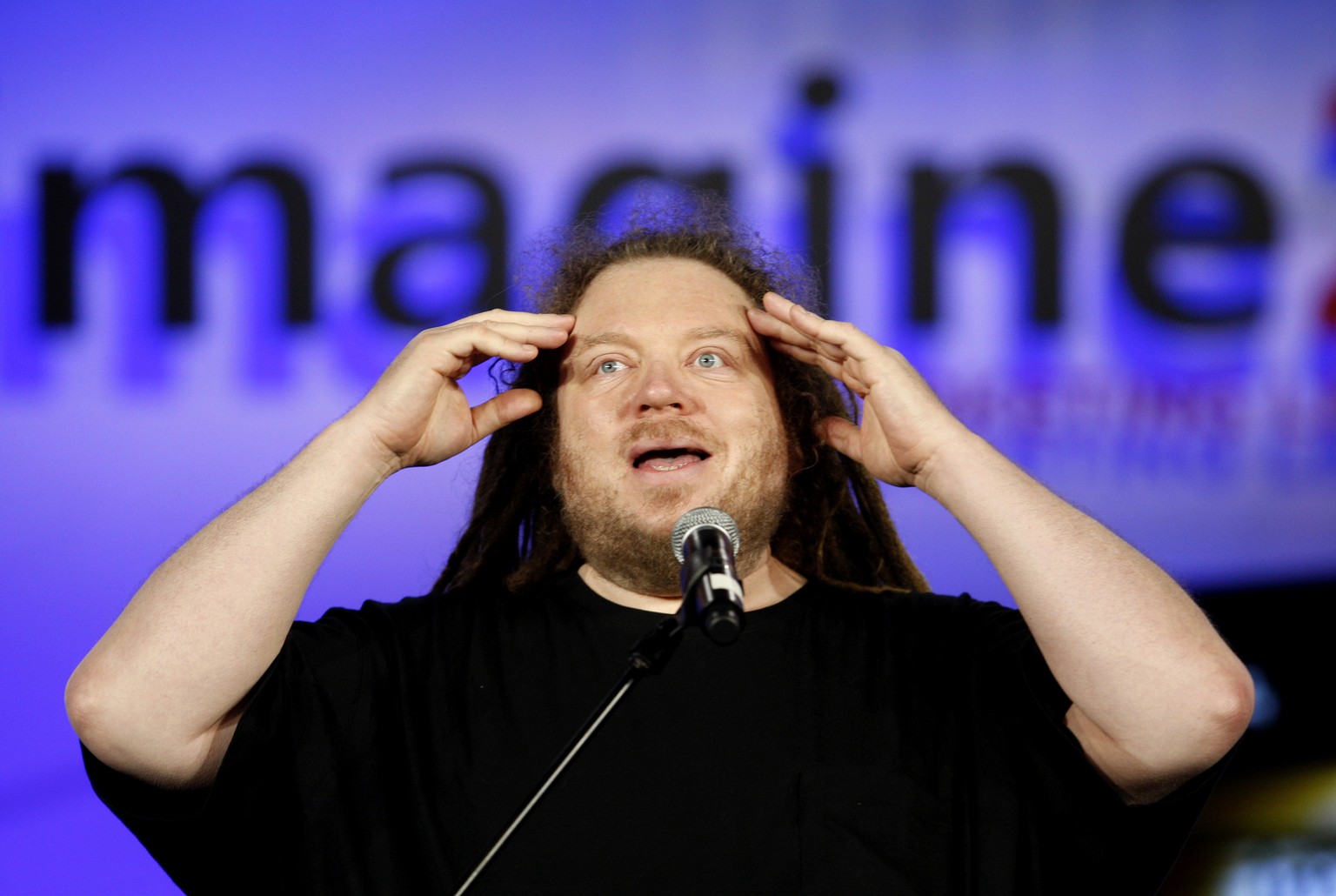 Computerwissenschaftler&nbsp;Jaron Lanier half mit beim Aufbau des Internets und&nbsp;prägte den Begriff «Virtual Reality». Heute kritisiert er die Datensammelwut von Geheimdiensten und IT-Konzernen w ...