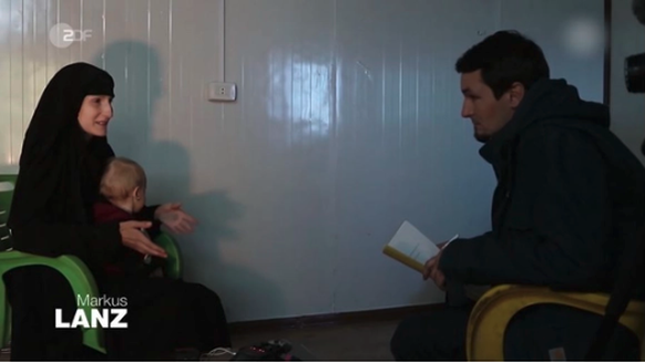 Der Journalist Kabisch im Gespräch mit Leonora, die mittlerweile zwei Kinder hat. 