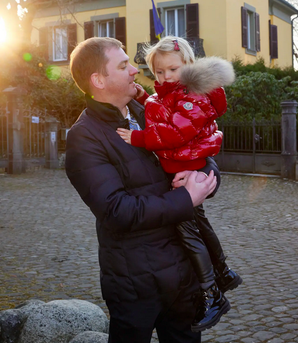 Artem Rybchenko mit seiner Tochter Amelie vor dem Eingang zur ukrainischen Botschaft in Bern.