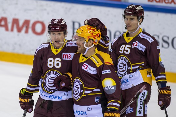 Les joueur du club genevois, Joel Vermin, gauche, Linus Omark, centre, Tyler Moy, droite, laissemt eclater leur joie, lors du match du championnat suisse de hockey sur glace de National League LNA, en ...