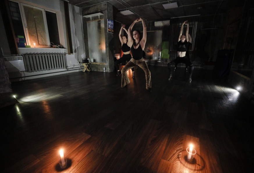 epa10263607 Young women attend a dance lesson at a fitness club during a power cut in Kyiv, Ukraine, 24 October 2022. Scheduled power cuts were introduced in Kyiv, power operator Ukrenergo said, follo ...