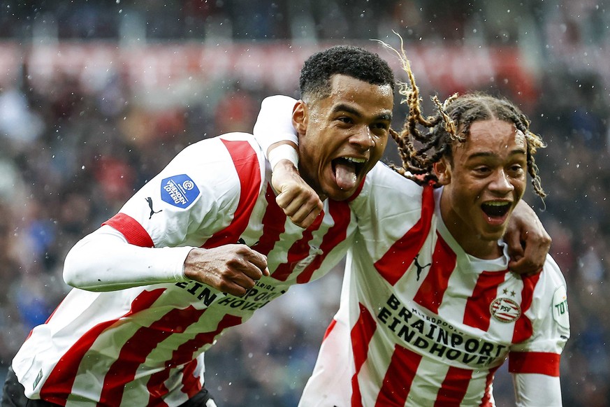 epaselect epa10192026 Cody Gakpo (L) of PSV Eindhoven and Xavi Simons celebrate the 2-1 goal during the Dutch Eredivisie match between PSV Eindhoven and Feyenoord Rotterdam at Phillips stadium in Eind ...