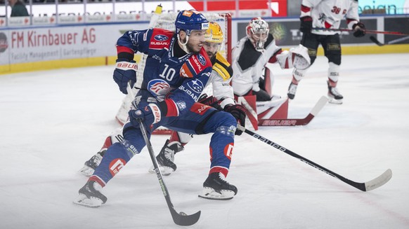 Sven Andrighetto (ZSC), links, kaempft um den Puck gegen PostFinance Topscorer Lawrence Pilut (LHC), rechts, im siebten Playoff Final Eishockeyspiel der National League zwischen den ZSC Lions und dem  ...