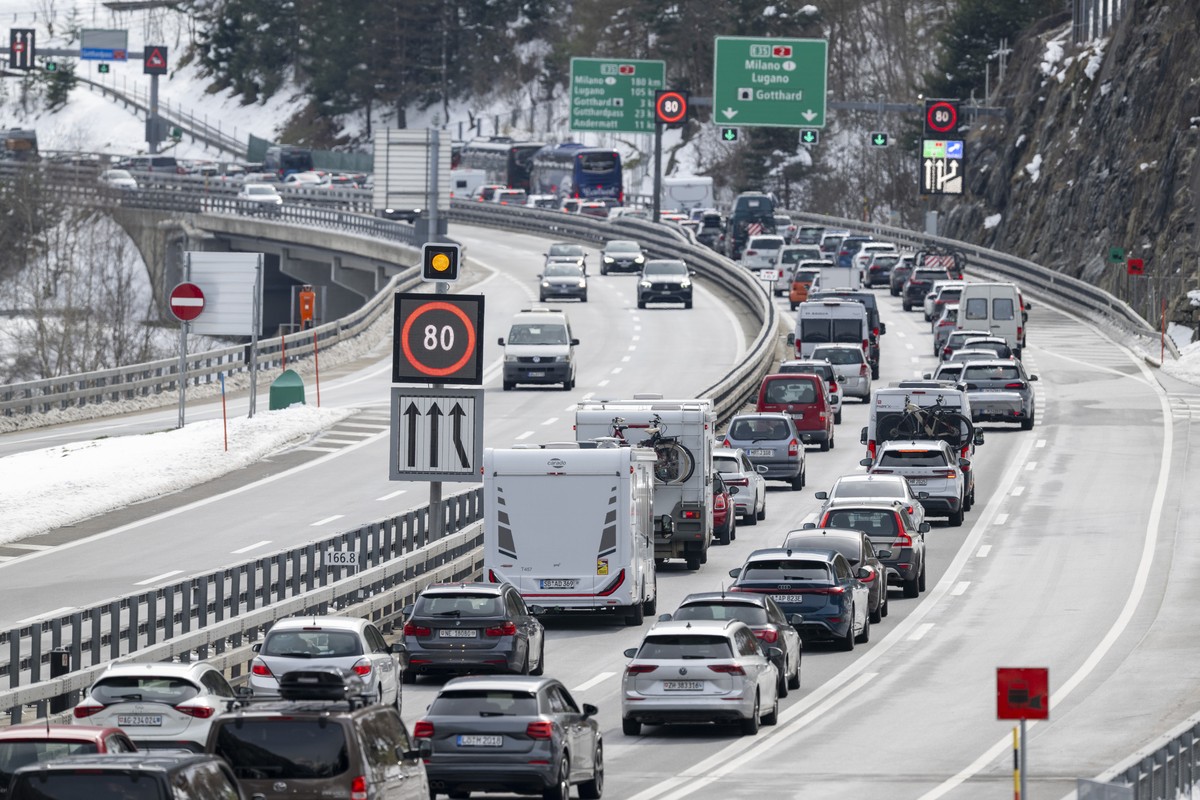 Der Oster Reiseverkehr auf der Autobahn A-2 vor dem Gotthardtunnel zwischen Goeschenen und Erstfeld in Richtung sueden staut sich bei Wassen auf mehrere Kilometer laenge, am Samstag, 28. Maerz 2026. ( ...