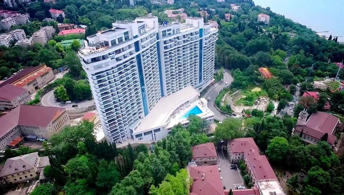 A Sotchi, quatre appartements de luxe auraient été financés par la société Ermira, pour l'entourage d'Alina Kabaeva.