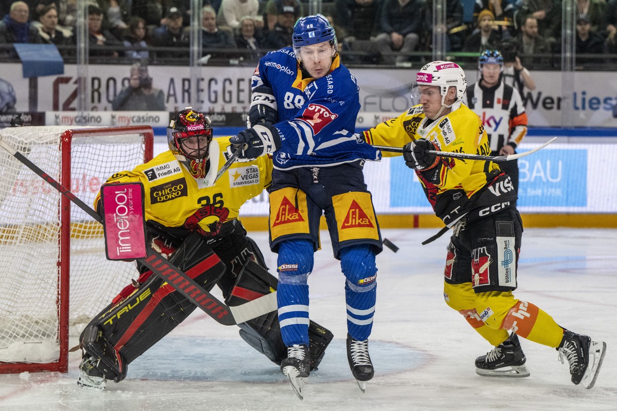 Sven Senteler, mitte, von Zug im Spiel gegen Torhueter Adam Reideborn, links, und Benjamin Baumgartner, rechts, von Bern beim Eishockey Playoff 1/4 Final Spiel 3 der National League zwischen dem EV Zu ...