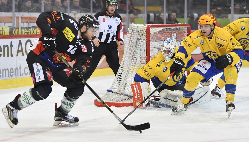 Berns Maxime Macenauer, links, im Duell gegen Davos&#039; Goalie Gilles Senn, Mitte, und Perttu Lindgren im Eishockey National League A Spiel zwischen dem SC Bern und dem HC Davos, am Freitag, 25. Nov ...