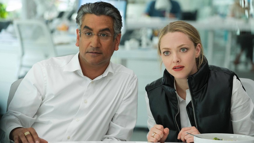 Naveem Andrews und Amanda Seyfried in «The Dropout»