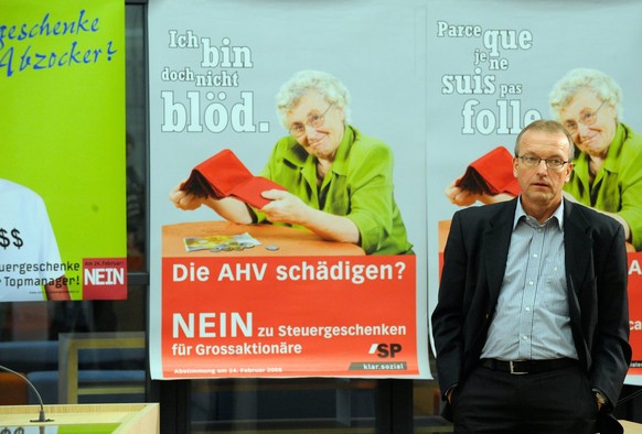 SP-Parteipraesident Hans-Juerg Fehr praesentiert am Donnerstag, 14. Februar 2008 in Bern neue Zahlen zur Unternehmenssteuerreform II (USR). Die Abstimmung ueber die USR II findet am Sonntag, 24. Febru ...