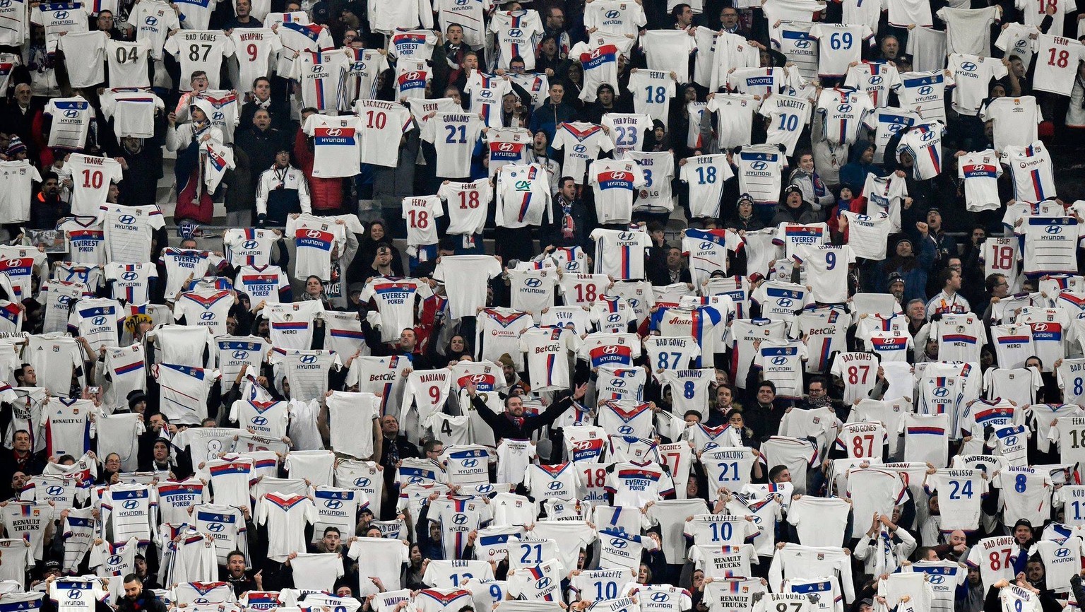 Die Fans von Olympique Lyon feiern ihren gelb-gesperrten Captain Nabil Fekir mir einer originellen Aktion.