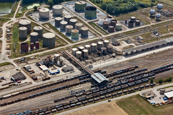 Ein Drittel des weltweiten Erdölhandels läuft über die Schweiz. Im Bild die landesweit einzige Erdölraffinerie in Cressier NE.