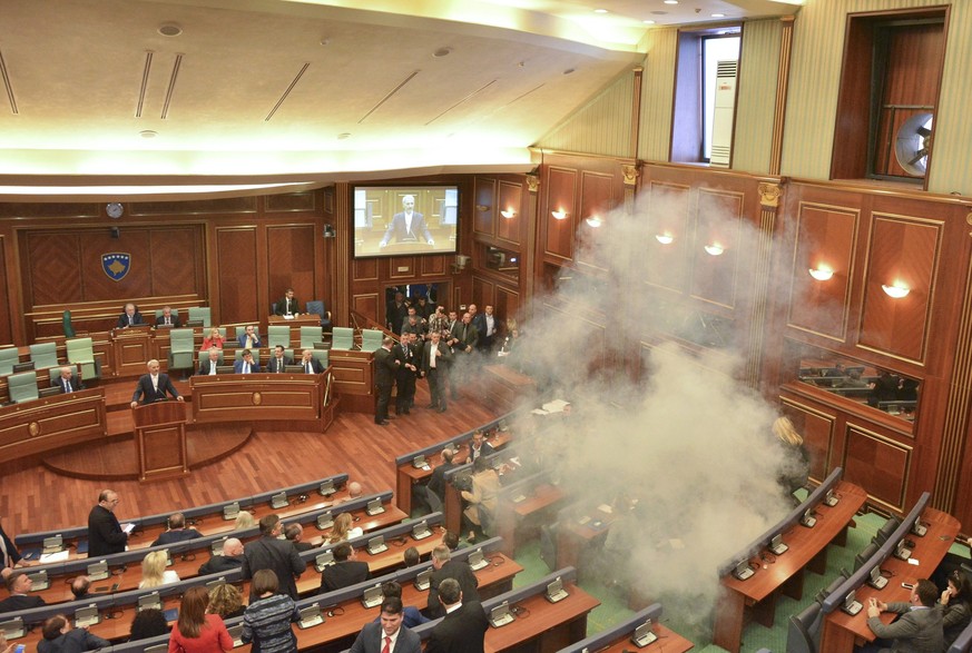 Tränengas im Parlament des Kosovo am 26. Februar.