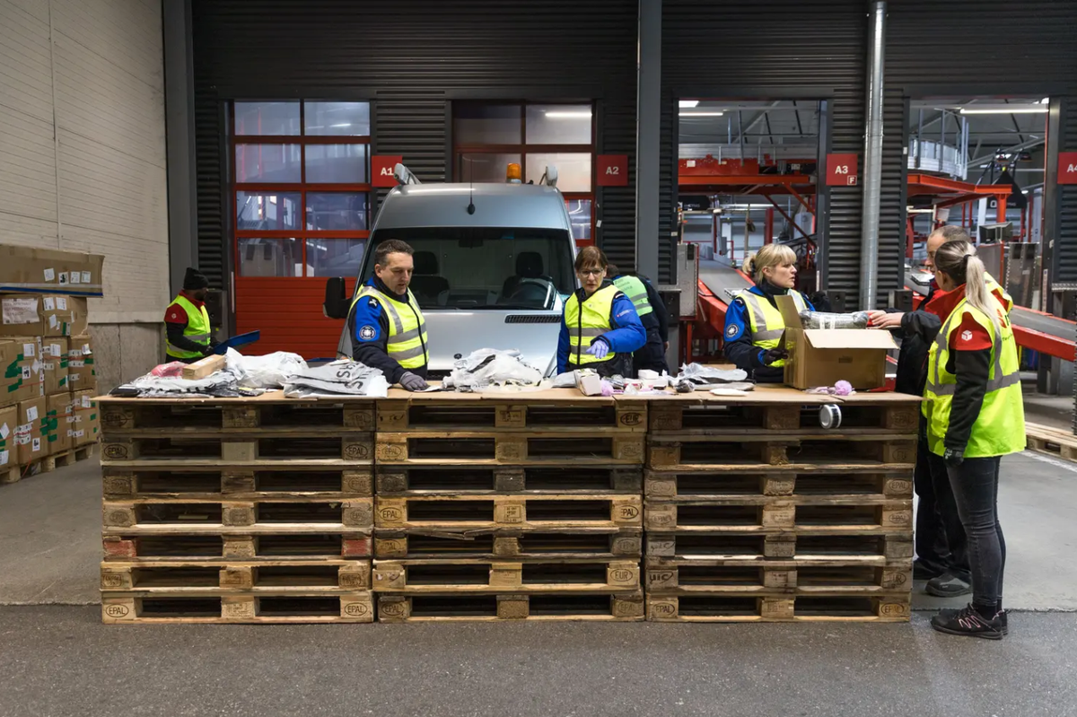 Tisch aus Paletten: einer von zehn temporären Kontrollposten des Schweizer Zolls in Buchs ZH.