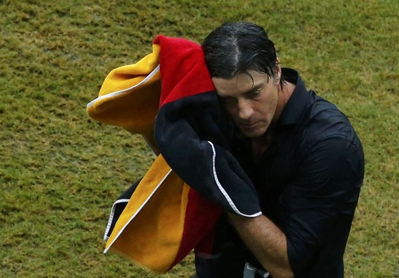 Jogi Löw stilecht mit Deutschland-Tuch.