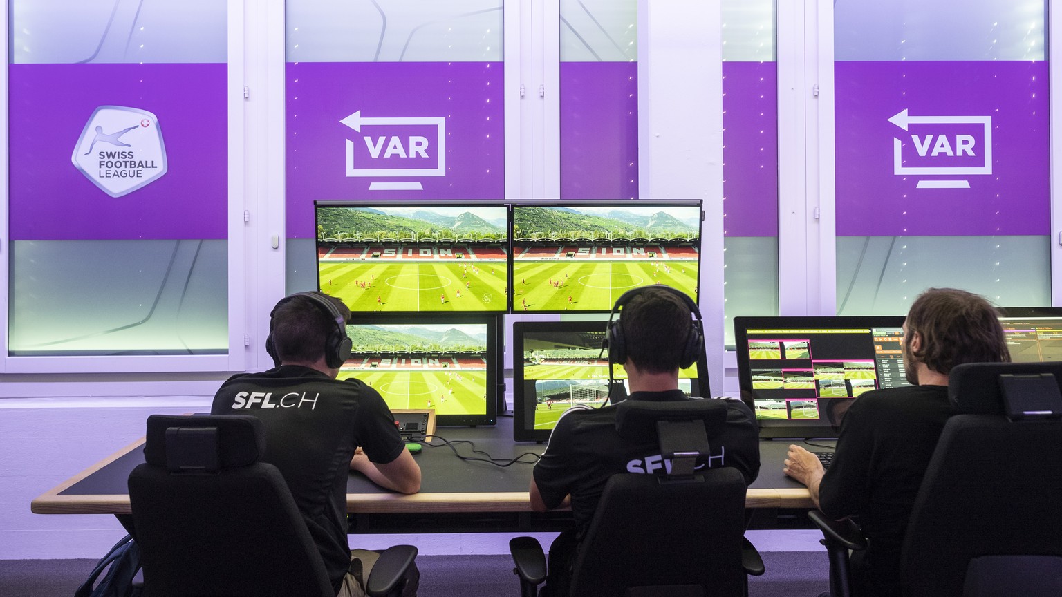 Blick in die Raeumlichkeiten anlaesslich der Praesentation zur diesjaehrigen Einfuehrung des Video Assistant Referee, VAR, in der Raffeisen Super League, aufgenommen am Mittwoch, 17. Juli 2019 in Volk ...