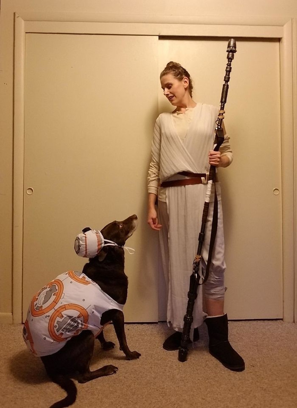 Lustige Halloweenkostüme: Partner Looks mit Hund