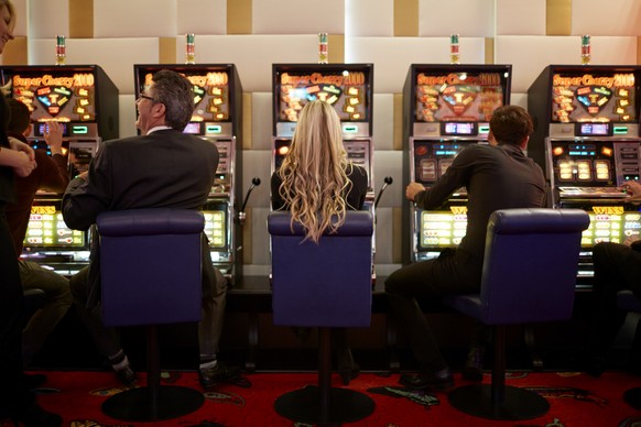 ZUR SOMMERSESSION UND DEM GELDSPIELGESETZ, STELLEN WIR IHNEN AM MONTAG, 29. MAI 2017, FOLGENDES BILDMATERIAL ZUR VERFUEGUNG - People play at slot machines at the Swiss Casino Zuerich in Zurich, Switze ...