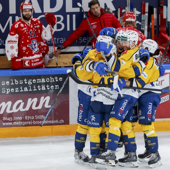 Torjubel Davos nach dem 4:1 waehrend der Meisterschaftspartie der National League zwischen den SC Rapperswil Jona Lakers und dem HC Davos, am Samstag, den 23. Dezember 2023, im Lido in Rapperswil. (KE ...