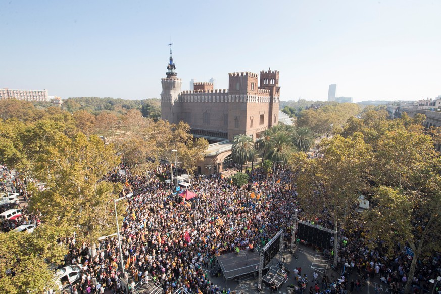 epa06292722 An aerial view shows thousands of people gathering near the Catalan regional Parliament to show their support to a possible independence proclamation during the regional Assembly&#039;s pl ...