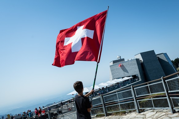 Ein Jugendlicher schwingt eine Schweizerfahne an der Bundesfeier am Nationalfeiertag auf dem Monte Generoso, am Samstag, 1. August 2020. (KEYSTONE/Ti-Press/Elia Bianchi)