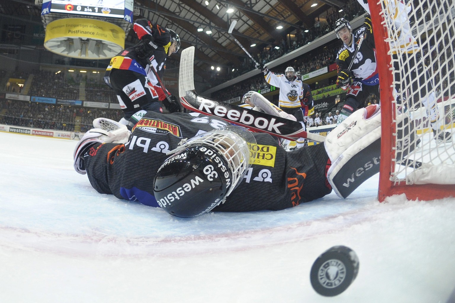 Marco Bührer geschlagen, der Puck hinter ihm im Tor.