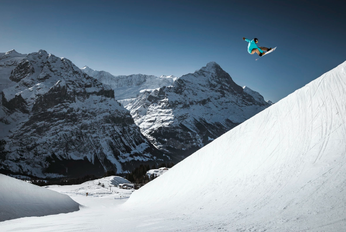 Snowboarder im Skigebiet Jungfrau Region
