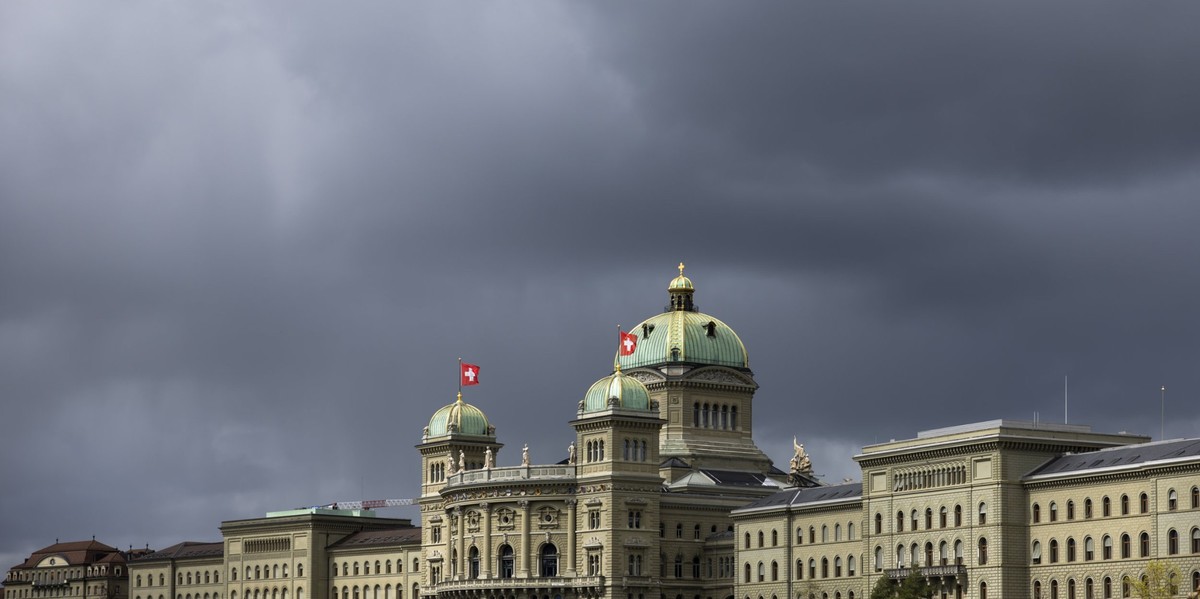Dunkle Gewitterwolken tuermen sich ueber dem Bundeshaus, am Ostermontag, 1. April 2024 in Bern. (KEYSTONE/Peter Klaunzer)