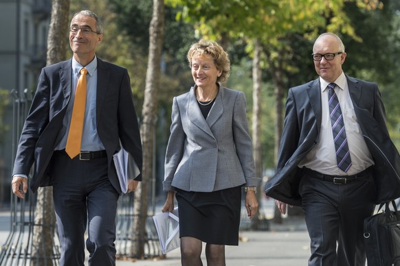 Bundesrätin Eveline Widmer-Schlumpf schreitet zusammen mit Adrian Hug, Direktor der Eidgenössischen Steuerverwaltung ESTV (rechts), und Serge Gaillard, Direktor der Eidgenössischen Finanzverwaltung EF ...