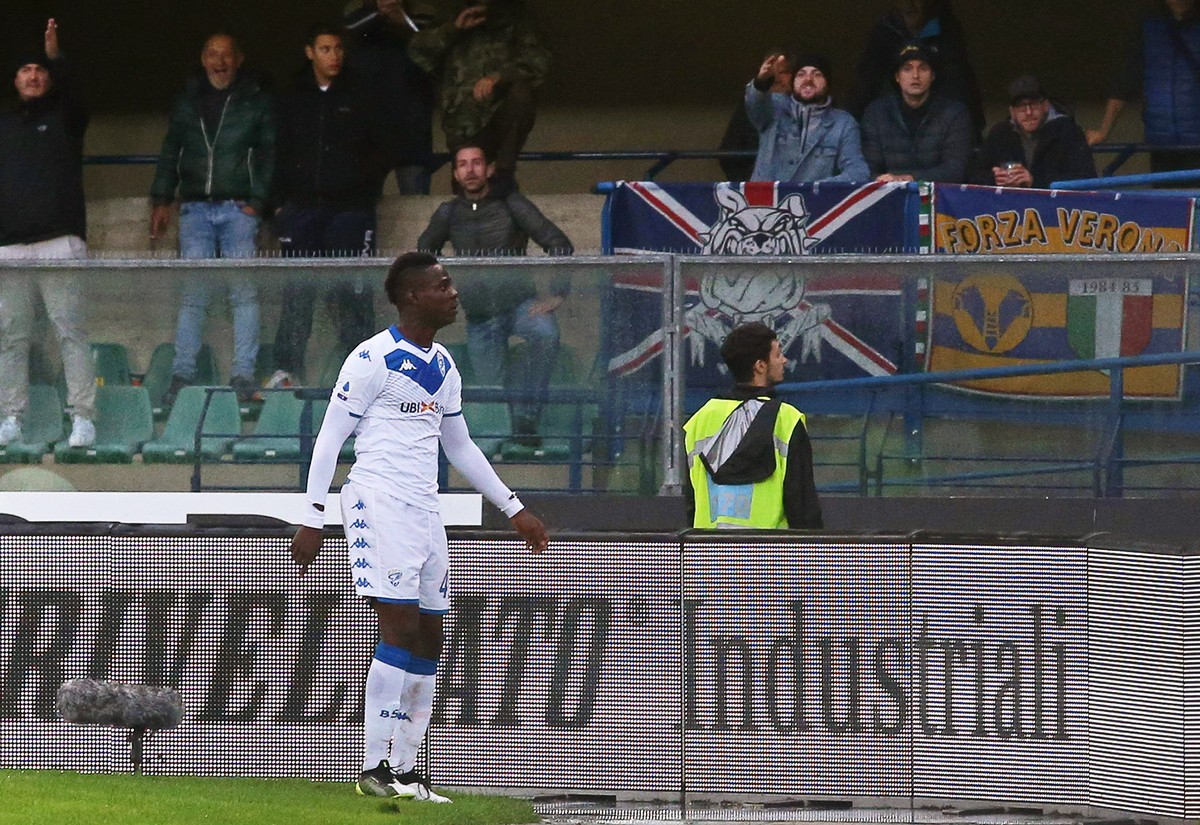 epa07969853 Brescia's Mario Balotelli reacts following racist chants by Hellas Verona supporters during the Italian Serie A soccer match between Hellas Verona and Brescia Calcio at Bentegodi stad ...