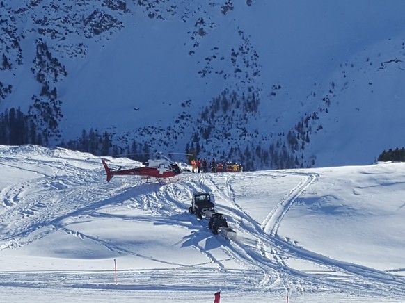 Die Rega hat die zwei Insassen des Flugzeugs nach dem Unfall ins Spital gebracht. Das Kleinflugzeug stürzte in der Nähe der Bergstation Tschuggen abseits der Skipiste ab.