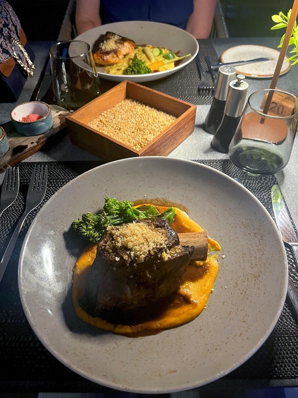 Das beste Essen deiner Sommerferien - Kendra Kotas
Ich war in Ayia Napa in Zypern. Dort habe ich sehr gut gespiesen, vor allem das gebratene australische Black Angus-Filet mit Karottenpüree war sehr ...