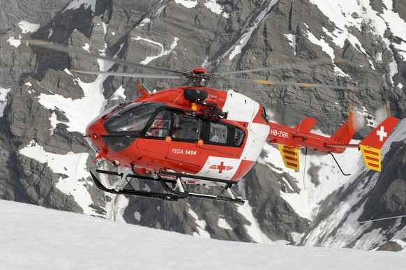 ARCHIVBILD ZUR HEUTIGEN JAHRES-MK DER REGA, AM FREITAG, 12. APRIL 2019 - Un helicoptere de secours EC 145 de la REGA vol devant une montagne enneigee proche de la cabane Barraud dans le massif du Muve ...