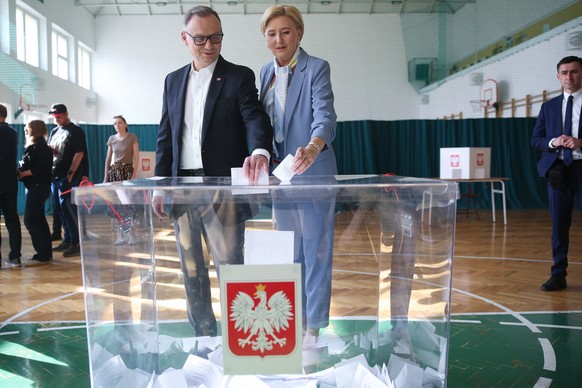 epa12149585 Polish President Andrzej Duda (L) with First Lady Agata Kornhauser-Duda (R) vote at a polling station in Krakow, Poland, 01 June 2025. Voting in the second round of the presidential electi ...